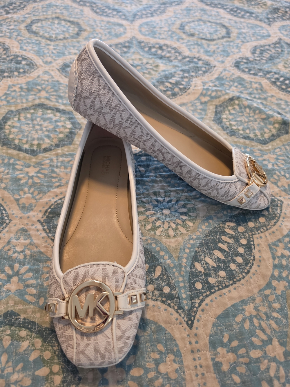 Michael Kors Fulton Moccasin Ballet Flats Vanilla Logo Studded Size 8 Excellent